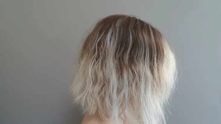 Jenny Peigne Ni Ciseaux ou JPNC, votre coiffeur & barbier, visagiste, coloration & végétal et ambulant, vous présente une prestation réalisé par ses soins sur un modèle femme avec une coloration en blond polaire